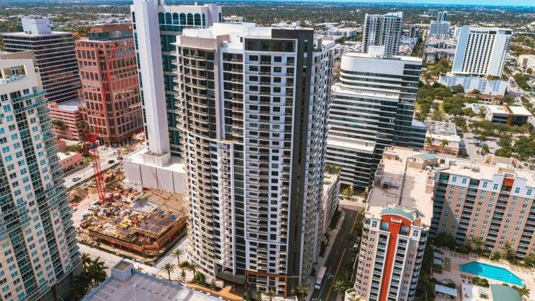 Registry Las Olas package room